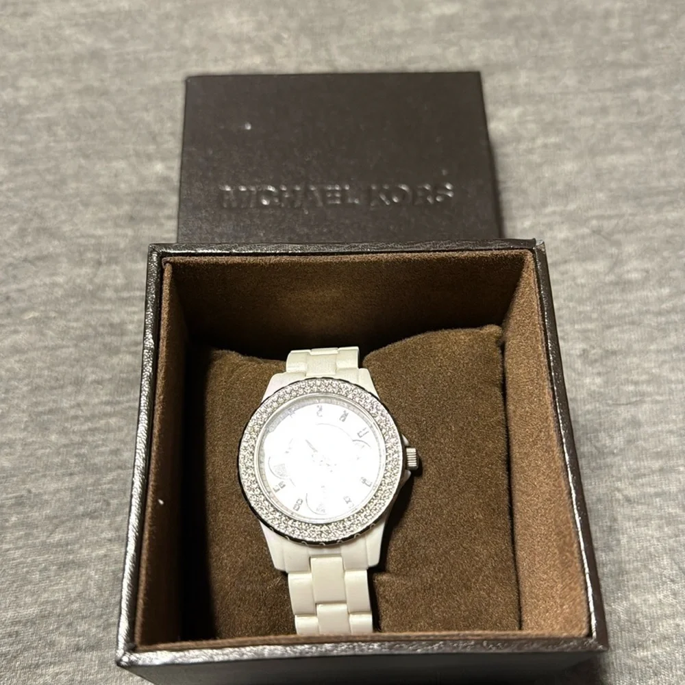 Michael Kors MK5458 Women's White Acrylic Analog Dial Quartz Wrist Watch - Picture 2 of 9